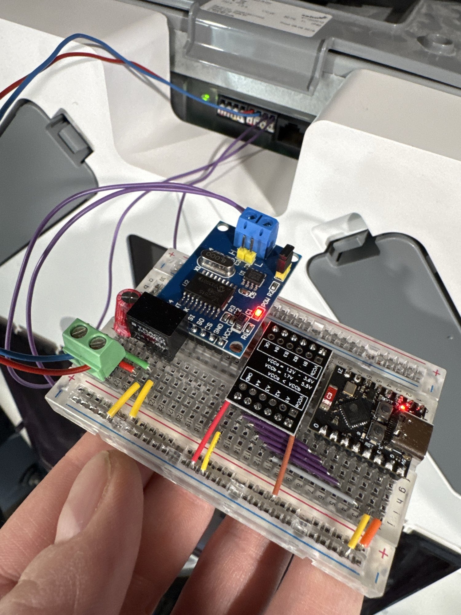 Steckbrett mit ESP32-C3, MCP2515-CAN-Modul, Pegelwandler und Spannungsregler, verbunden mit dem ComfoNet-Anschluss der Lüftungsanlage