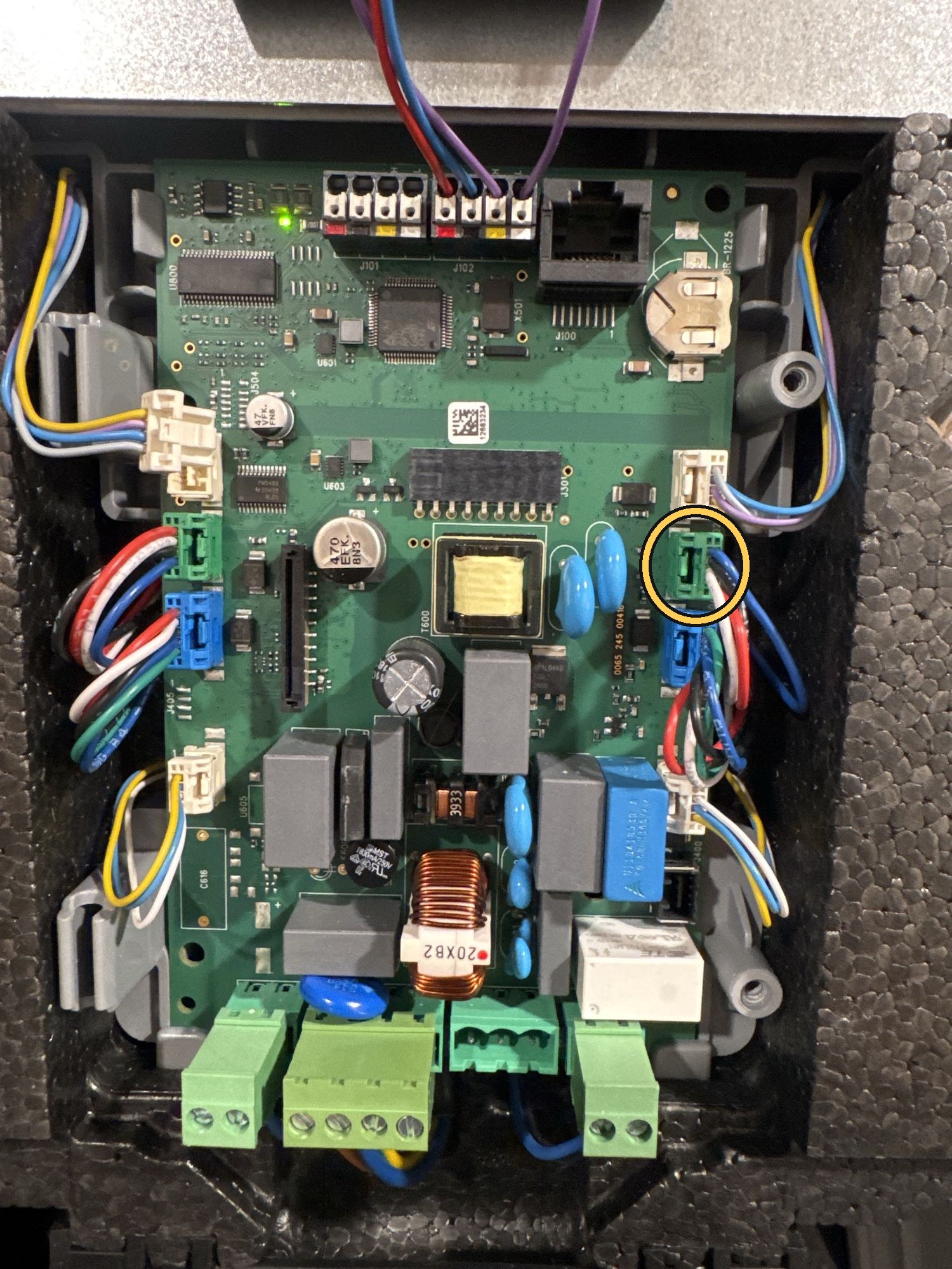 Hauptplatine der ComfoAir Q350 mit weißen, grünen und blauen Sensorsteckern an beiden Seiten