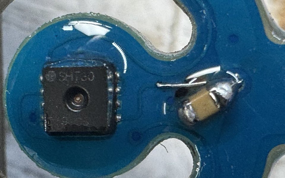 Blaue Sensorplatine mit SHT30 und neu eingelötetem Kondensator