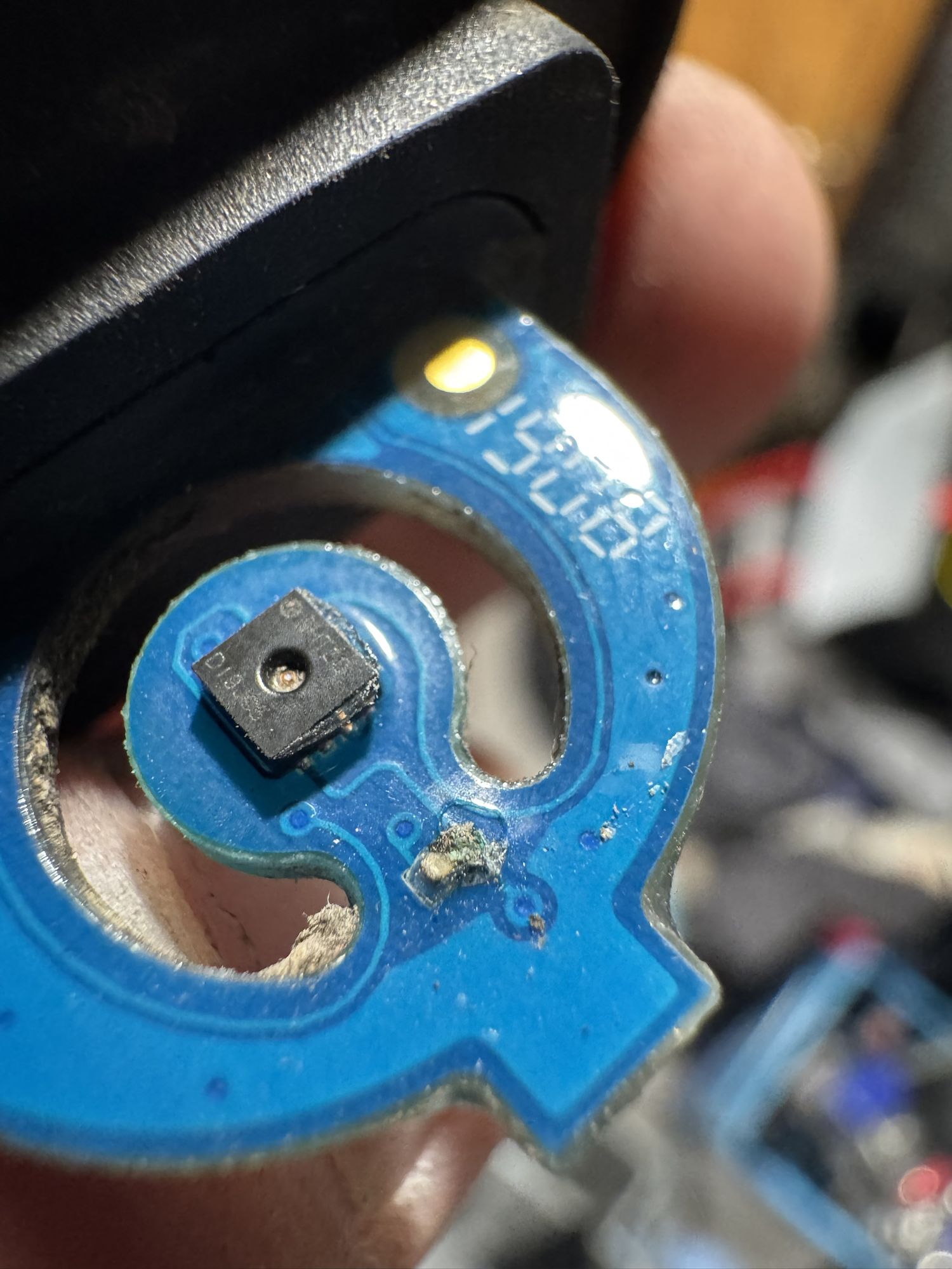Blaue Sensorplatine mit SHT30; das Bauteil daneben ist grünlich-grau korrodiert