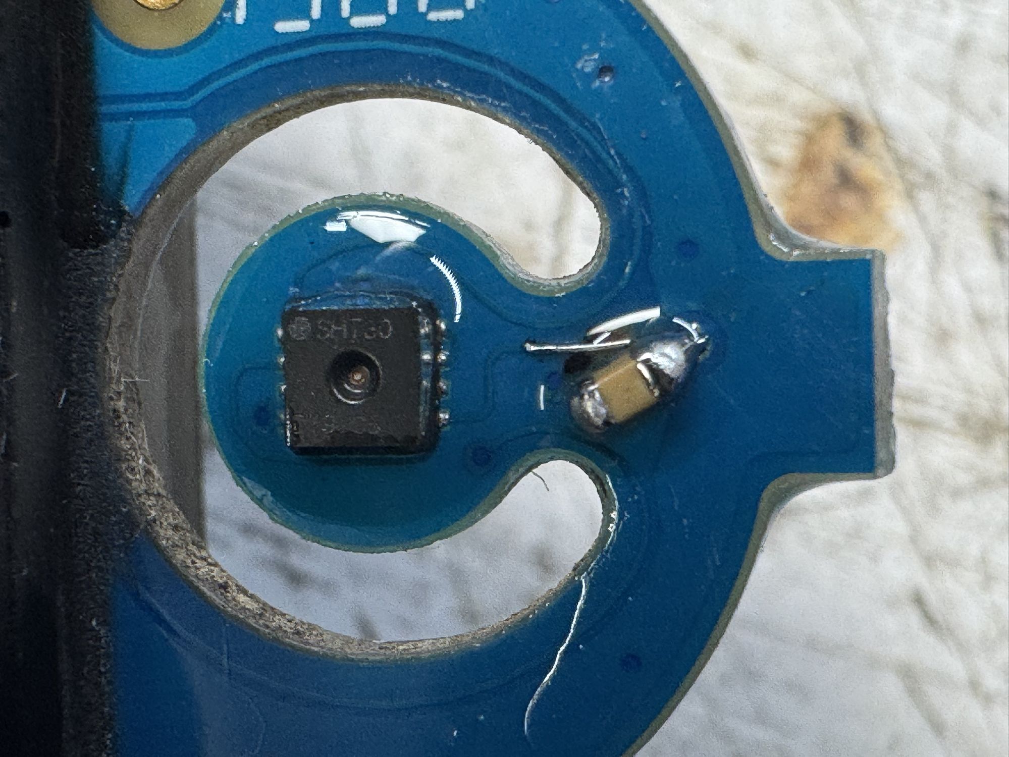 Sensorplatine mit neuem Kondensator und einer kurzen Drahtbrücke neben dem SHT30
